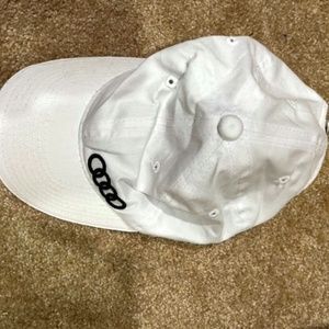 WHITE BASE BALL CAP WITH THE AUDI LOGO